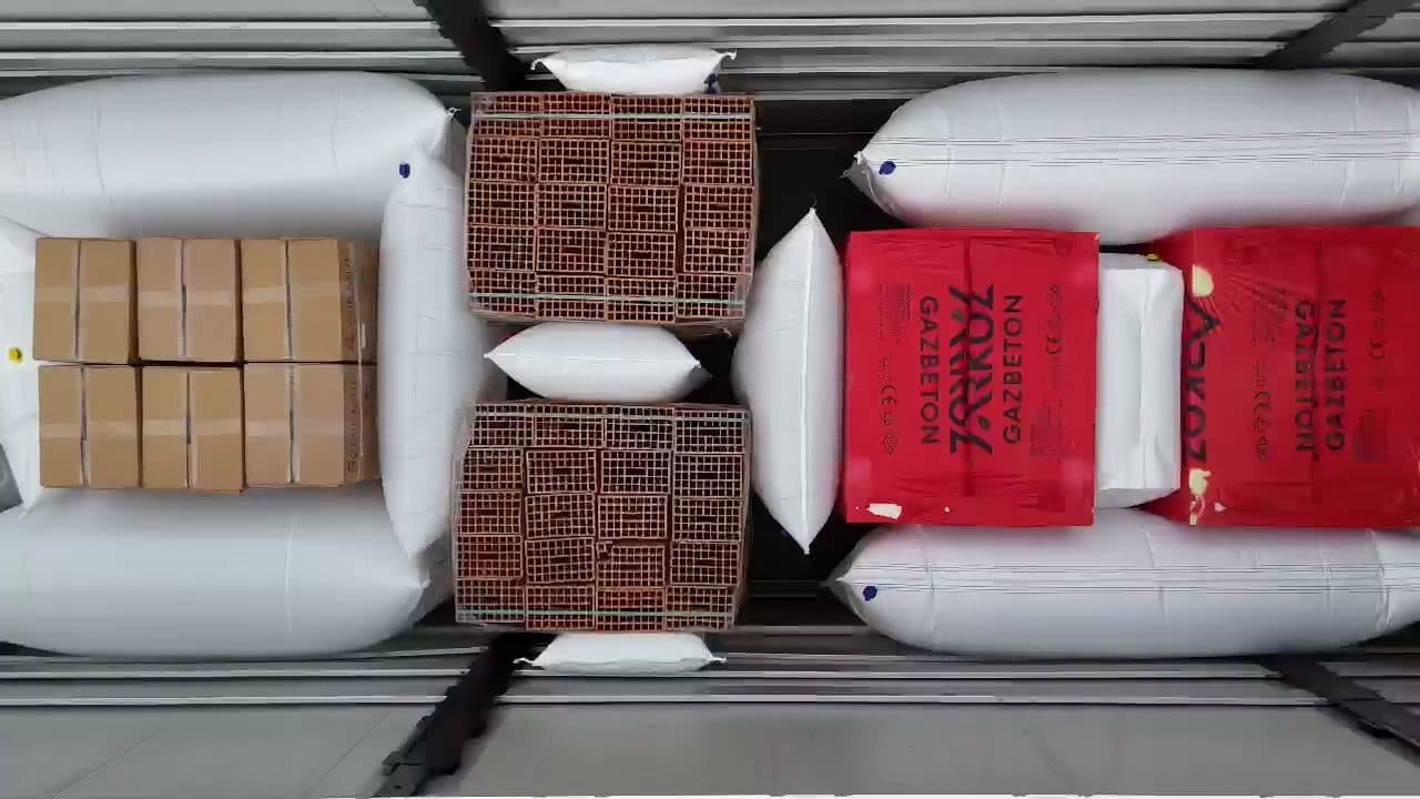 Karışık paletler arasındaki boşluğu doldurarak taşıma sırasında hareketi durduran yastıklar.